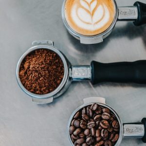 قهوة وبن وملحقاتها.